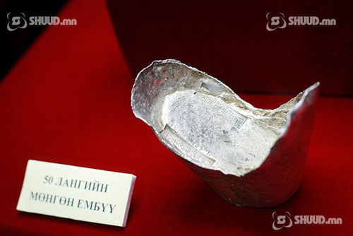 Эрдэнэсийн санд хадгалагдаж буй ховор үзмэрүүдийг үзэсгэлэнд дэлгэжээ